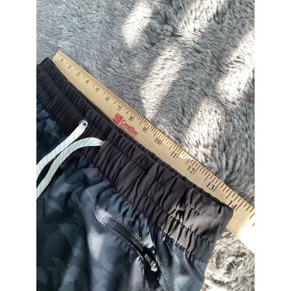 Vuori‎ women's clementine shorts black watercolor camo athletic gym - Picture 11 of 13
